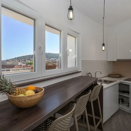 Sunny Rooftop Apartment *